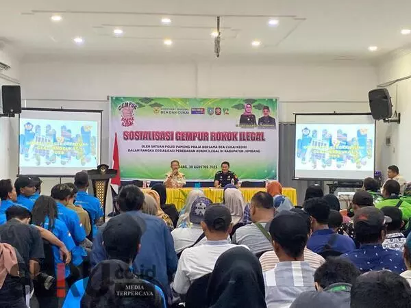 Seluruh peserta yang hadir sosialisasi kali ini memiliki peran yang strategis dalam upaya mencegah peredaran rokok ilegal di Kabupaten Jombang. (Seru.co.id/ful) - Satpol PP Sosialisasi Gempur Rokok Ilegal pada Ojol, PKL, Kurir dan Pemilik Toko Kelontong