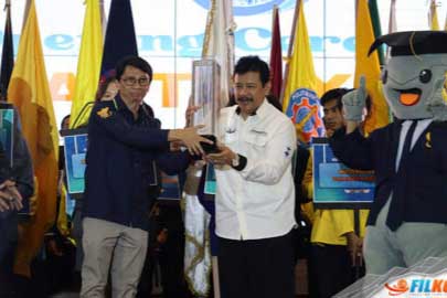 Tatang Muttaqin saat menyerahkan piala bergilir ke WR III Setiawan Noerdajasakti. (ist) - UB Jadi Tuan Rumah GEMASTIK XVI 2023