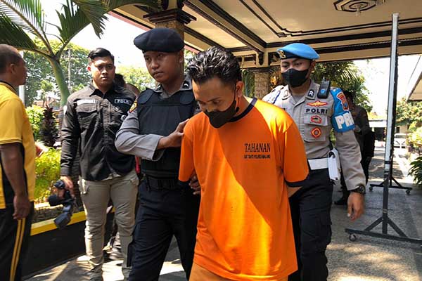 Tersangka pencabulan, saat dirilis di Polres Malang. (Seu.co.id/wul) - Guru Ngaji Cabuli Empat Anak Didiknya Diringkus UPPA Satreskrim Polres Malang