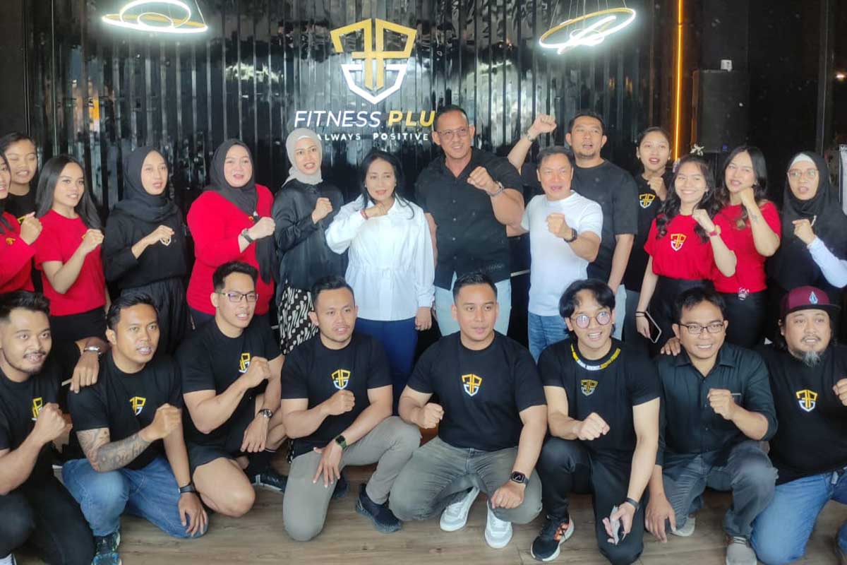 Tim Fitness Plus bersama Menteri PPPA, Bintang Puspayoga, saat open house. (rhd) - Mega Gym Fitness Plus Indonesia Open House di Dinoyo Malang