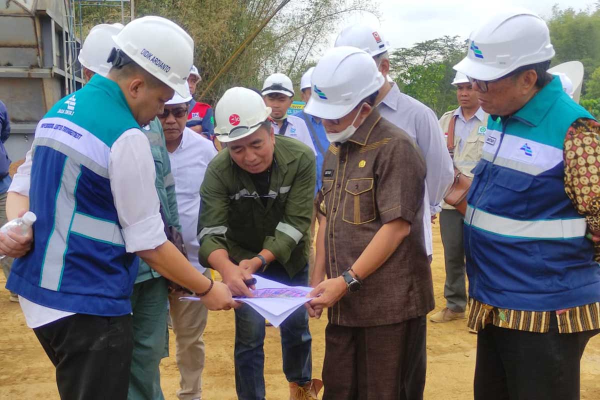 Tim konstruksi Jasa Tirta I menunjukkan blue desain dan progres WTP IPA Sungai Bango. (rhd) - Wali Kota Tinjau Progres WTP, Jasa Tirta I Siap Ujicoba Akhir September