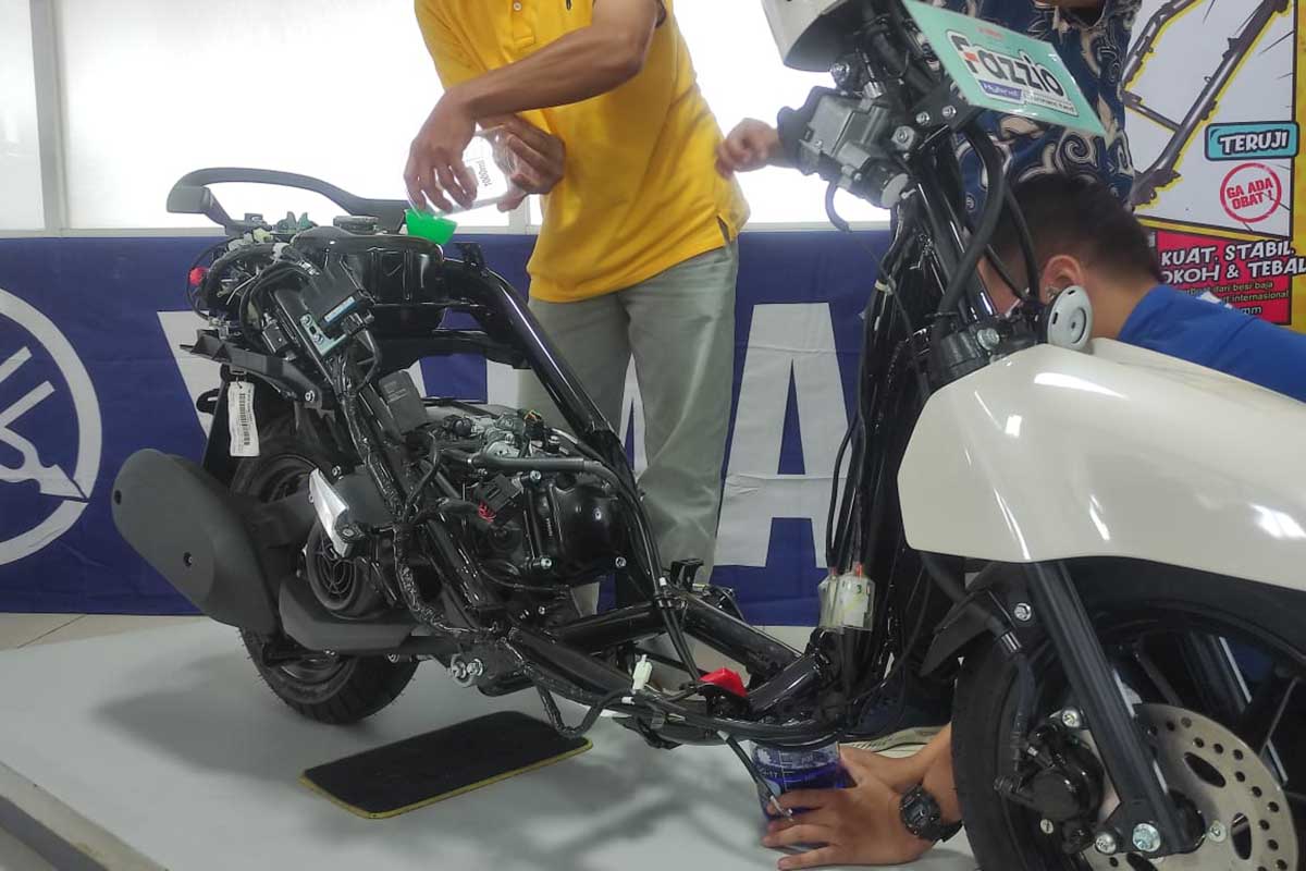 Uji coba air keluar dengan beberapa panel body masih menempel. (rhd) - Viral Motor Korosi, Yamaha Pastikan Kerangka Motornya Anti Keropos