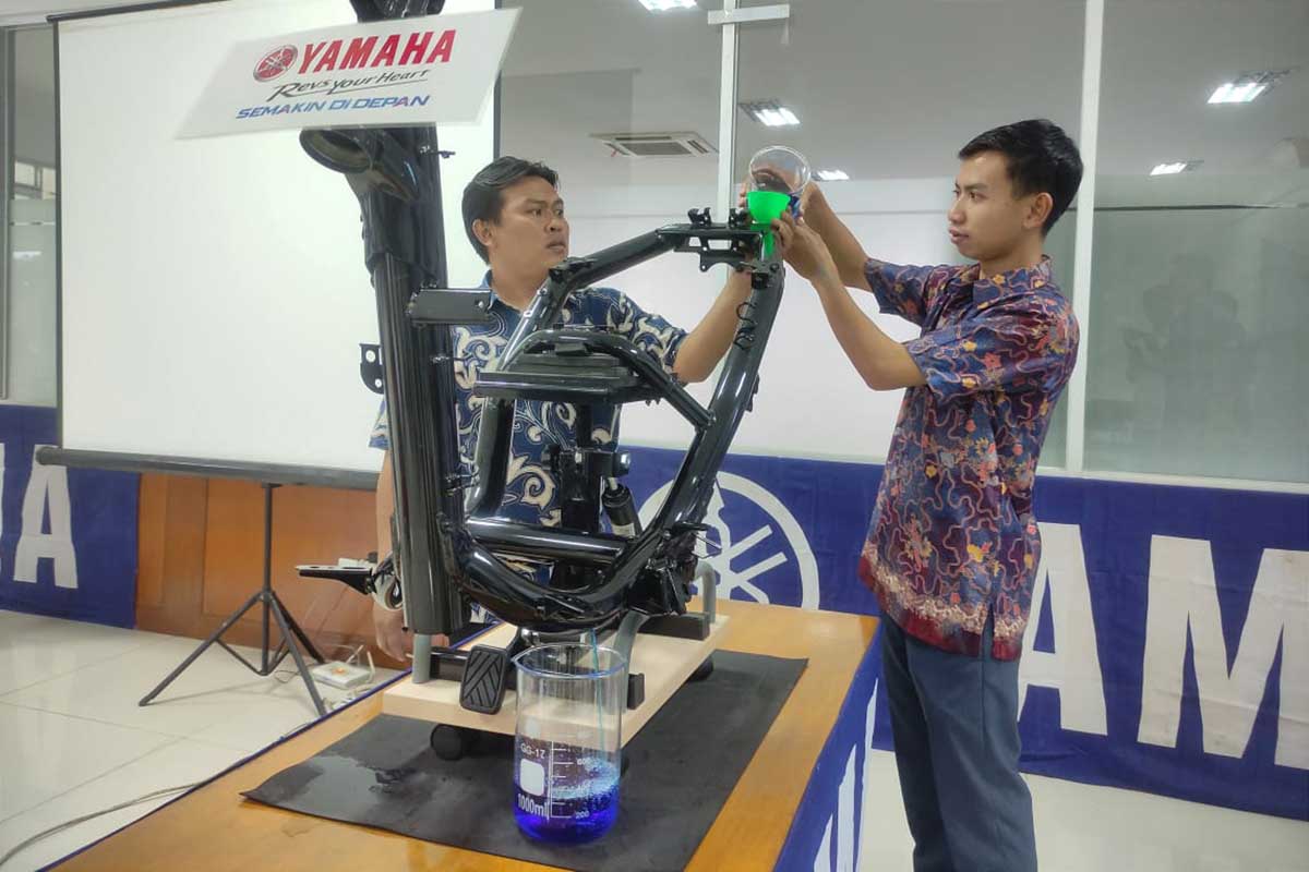 Uji coba memasukan air warna biru ke dalam kerangka motor Yamaha. (rhd) - Viral Motor Korosi, Yamaha Pastikan Kerangka Motornya Anti Keropos