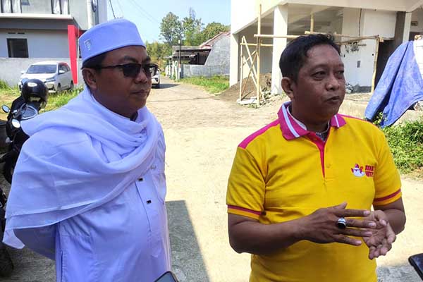 Ustaz Akhmad Muwafik Saleh SSos MSi dan Eko Agung Winarto, menjawab pertanyaan awak media. (rhd) - Berdayakan Umat, Ponpesma Tanwir Al Afkar Bagikan Puluhan Outlet Ayam Hits