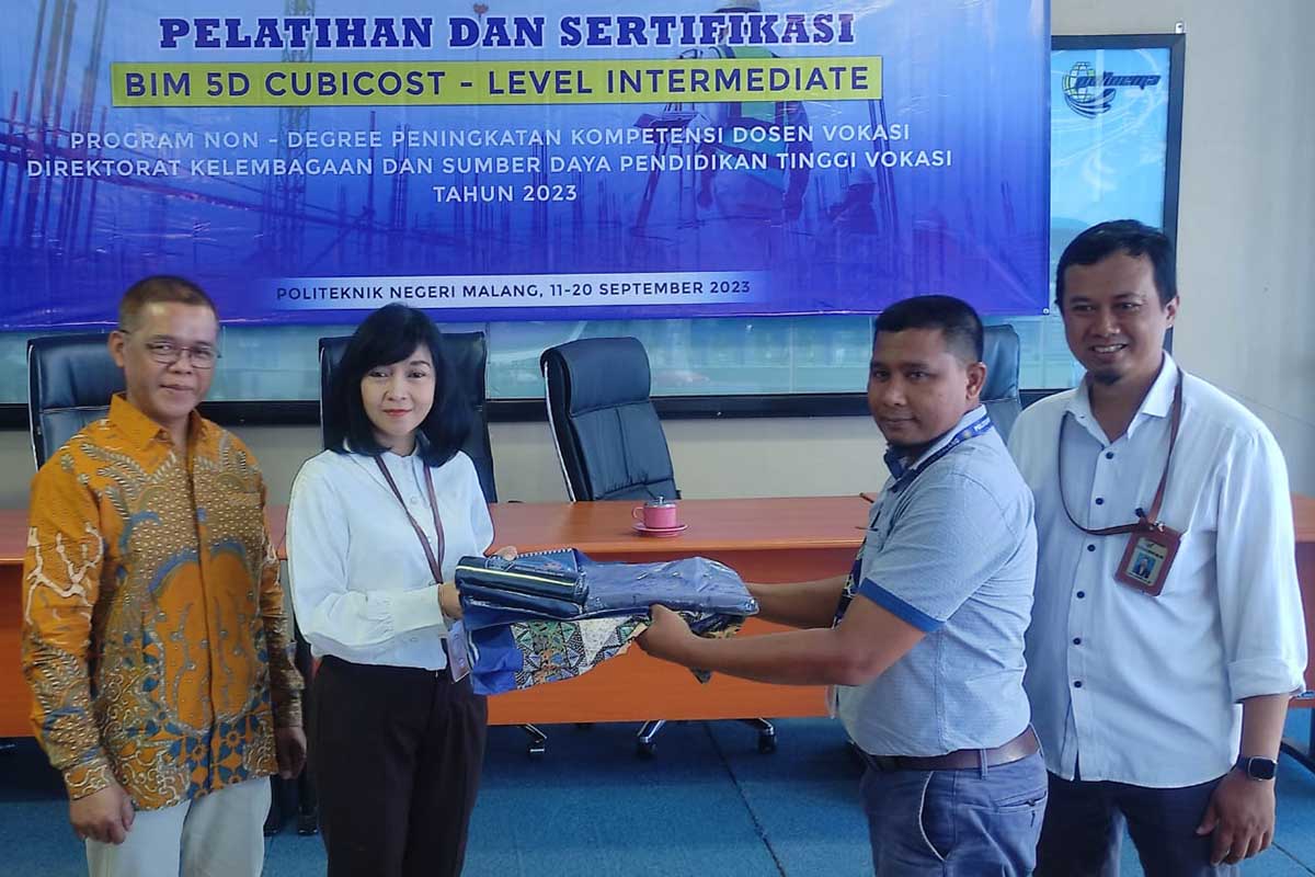 Wakil Direktur IV Polinema, Prof Ratih Indri Hapsari ST MT PhD menyerahkan toolkit kepada peserta terjauh dari Politeknik Negeri Lhokseumawe. (ist) - Polinema Gelar Pelatihan dan Sertifikasi Peningkatan Kompetensi Dosen Vokasi