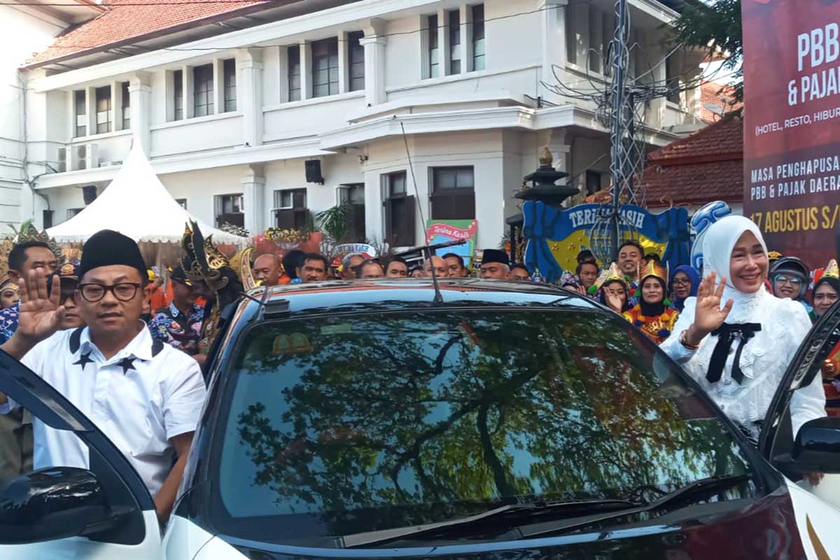 Wali Kota Malang, Sutiaji bersama istri, meninggalkan Balaikota. (ws8) - Momen Sutiaji dan Sofyan Edi Jarwoko Tinggalkan Balaikota, Bikin Termehek-mehek