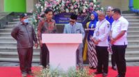 Wali Kota Malang, Sutiaji, menandatangani prasasti peresmian Tower Tugu Tirta. (rhd) - Percepatan Kemandirian Air Minum, Wali Kota Malang Resmikan Tower Tugu Tirta