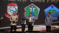 Wali Kota Malang, Sutiaji mendapatkan penghargaan dari Menparekraf, Sandiaga Salahuddin Uno. (ist) - Kota Malang Raih Penghargaan Apresiasi Daerah Peduli Inovasi Ekraf dan Pariwisata