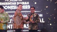 Wali Kota Malang Sutiaji menerima penghargaan APDI 2023. (ist) - Melalui Inovasi E-JKN Cekat, Kota Malang Raih Penghargaan APDI 2023