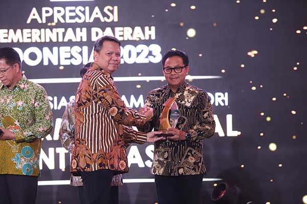 Wali Kota Malang Sutiaji menerima penghargaan APDI 2023. (ist) - Melalui Inovasi E-JKN Cekat, Kota Malang Raih Penghargaan APDI 2023