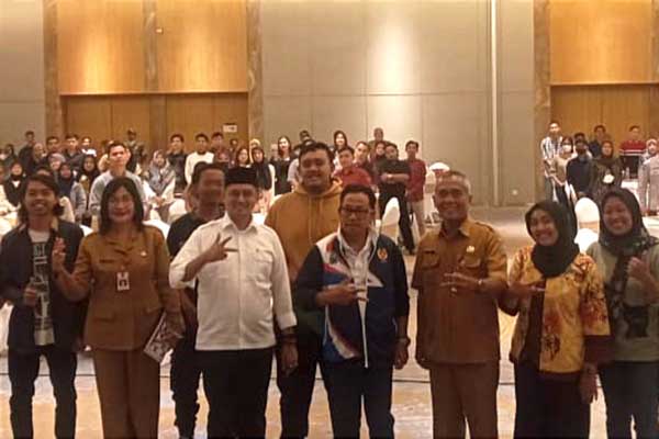 Wali Kota Malang bersama peserta sosialisasi peningkatan kapasitas daya saing wirausaha pemuda kader Kota Malang. (ws8) - Pemkot Malang Dorong Wirausaha Muda Berdaya Saing
