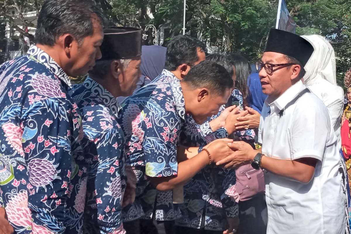 Wali Kota Malang dan Wakil Wali Kota Malang bersalaman meminta maaf kepada jajarannya. (ws8) - Momen Sutiaji dan Sofyan Edi Jarwoko Tinggalkan Balaikota, Bikin Termehek-mehek