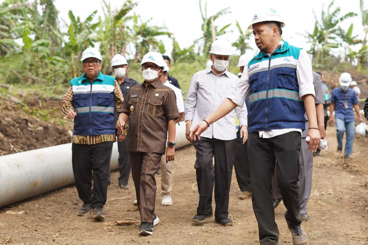 Wali Kota Malang dan jajarannya usai meninjau lokasi air baku permukaan Sungai Bango. (rhd) - Wali Kota Tinjau Progres WTP, Jasa Tirta I Siap Ujicoba Akhir September