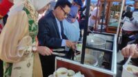 Wali Kota Malang mencoba bakso salah satu stan Pesta Rakyat Rutam Nuwus Kera Ngalam. (rhd) - Pesta Rakyat Rutam Nuwus Suguhkan Festival Bakso Gratis dan Sembako Murah