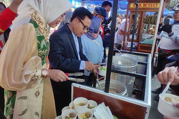 Wali Kota Malang mencoba bakso salah satu stan Pesta Rakyat Rutam Nuwus Kera Ngalam. (rhd) - Pesta Rakyat Rutam Nuwus Suguhkan Festival Bakso Gratis dan Sembako Murah