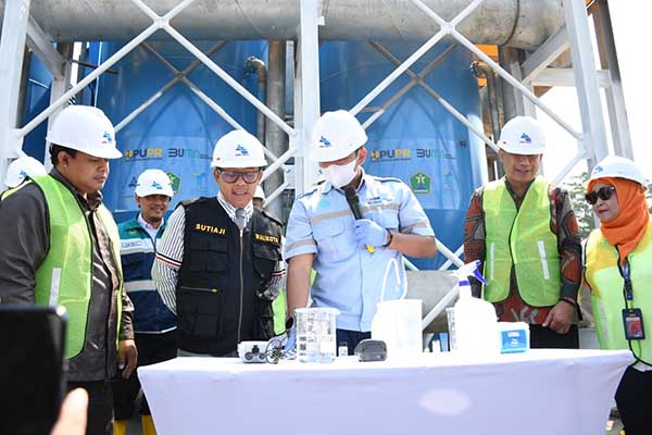 Wali Kota menyaksikan uji kadar pH dan kekeruhan, sudah sesuai standar mutu. (ist) - Perum Jasa Tirta I dan Pemkot Malang Uji Coba WTP Bango 100 lps