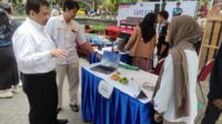 Warek III dan Wadek III FTP UB meninjau stand produk dan riset kelompok peserta Expo FTP 2023. (rhd) - 18 Kelompok PKM dan PMW Semarakkan Expo FTP UB