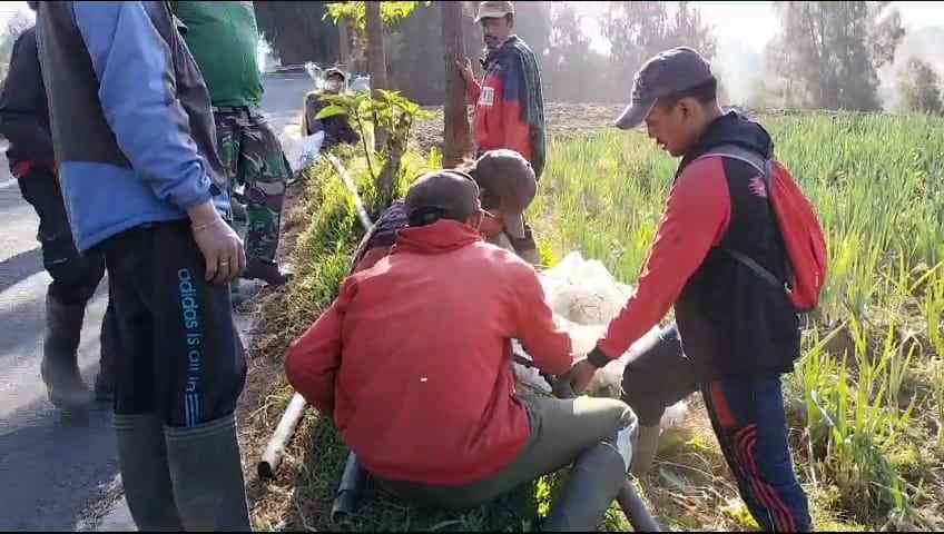 Warga Wonotoro Swadaya Perbaiki Pipa Leleh Akibat Kebakaran Savana Watangan