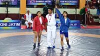 Wasit Sambo saat mengangkat tangan Iin Wijayanti sebagai pemenang dan mendapatkan medali emas di GOR Dinas Pendidikan Kota Mojokerto. (ist) - Tiga Cabor Kabupaten Malang Juara Umum Porprov VIII Jatim 2023