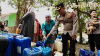 Rangkaian HUT Humas Polri, Bidhumas Polda Jatim Salurkan 624 Ribu Liter Air Bersih