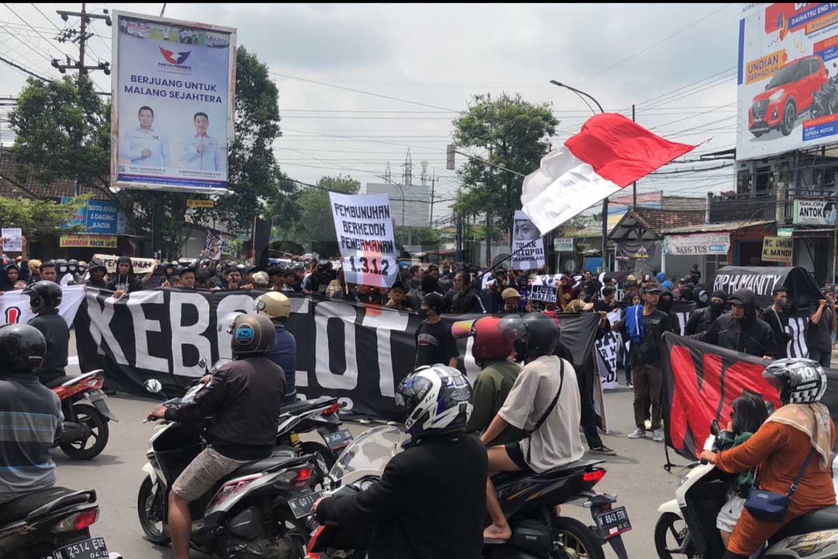 Aksi Aremania dan Aremanita serta Kera Ngalam menuntut Usut Tuntas Tragedi Kanjuruhan. (wul) - Teringat Kelamnya Tragedi Kanjuruhan Satu Tahun Lalu