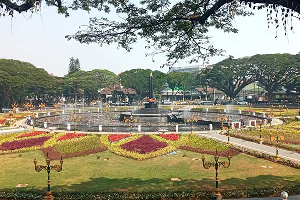 Alun-alun Tugu nuansa baru sudah bisa dinikmati usai revitalisasi. (ws8) - Usai Revitalisasi, Masyarakat Bisa Menikmati Alun-Alun Tugu Malang Nuansa Baru