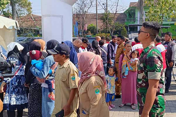 Animo masyarakat cukup tinggi dengan antrian tertib dan kondusif. (ist) - Kendalikan Inflasi di Hari Pangan Sedunia, Pemkot Malang Gelar Gerakan Pangan Murah