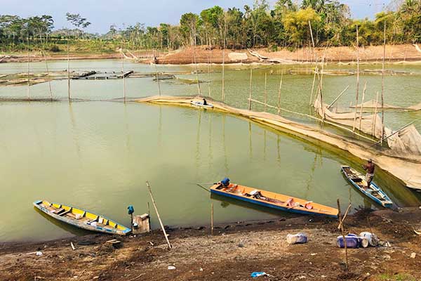 Area kolam pemancingan di Bendungan Lahor Karangkates, Kecamatan Sumberpucung, Kabupaten Malang. (Seru.co.id/wul) - Banyak Ikan Mati, Usaha Pemancingan Bendungan Lahor Karangkates Sepi Pengunjung