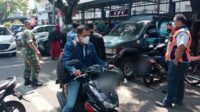 Babinsa 0833/01 Klojen pantau keamanan di Stasiun Kota Baru Malang. (ist) - Babinsa 0833/01 Klojen Pantau Keamanan di Stasiun Kota Baru Malang