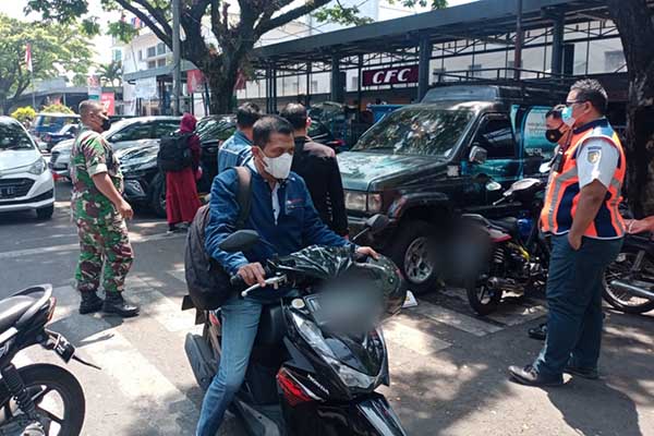 Babinsa 0833/01 Klojen pantau keamanan di Stasiun Kota Baru Malang. (ist) - Babinsa 0833/01 Klojen Pantau Keamanan di Stasiun Kota Baru Malang