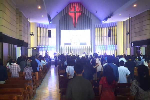 Babinsa Blimbing amankan ibadah kebaktian Gereja Anugerah. (ist) - Berikan Rasa Aman, Babinsa Blimbing Amankan Ibadah Kebaktian Gereja Anugerah