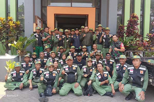 Babinsa Blimbing dan Linmas usai pelatihan dan pembinaan. (ist) - Babinsa Blimbing Berikan Pelatihan dan Pembinaan Linmas