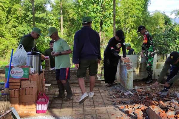Babinsa Kedungkandang bersama warga gotong royong pugar makam pendiri Desa Bumiayu. (ist) - Babinsa Kedungkandang Bersama Warga Gotong Royong Pugar Makam Pendiri Desa BumiayuBabinsa Kedungkandang bersama warga gotong royong pugar makam pendiri Desa Bumiayu. (ist) - Babinsa Kedungkandang Bersama Warga Gotong Royong Pugar Makam Pendiri Desa Bumiayu