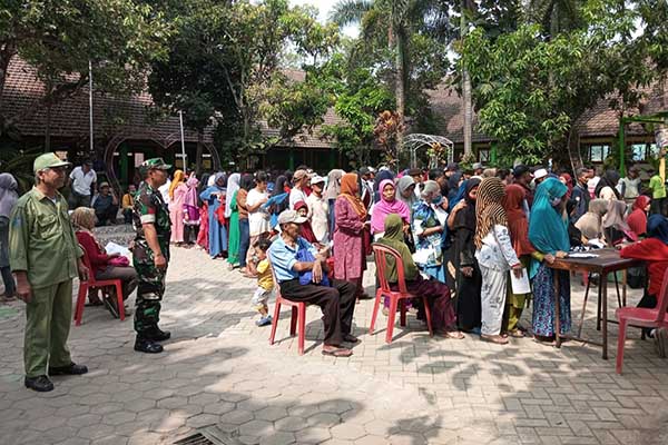 Babinsa Kedungkandang dampingi pembagian bantuan beras warga Mergosono. (ist) - Babinsa Kedungkandang Dampingi Pembagian Bantuan Beras Warga Mergosono
