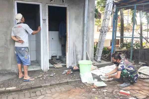 Bentuk Kepedulian, Babinsa Klojen Bangun Jamban Sehat di Rampal Celaket