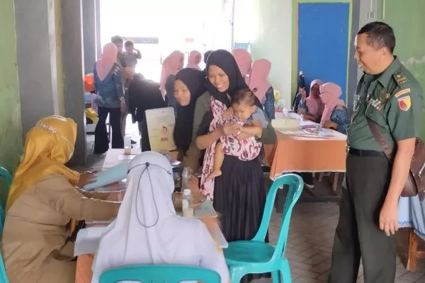 Babinsa Koramil Blimbing Dampingi Posyandu Balita dan Lansia