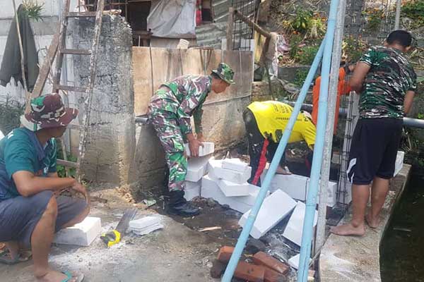 Babinsa Koramil Klojen bangun jamban sehat untuk warga Samaan. (ist) - Babinsa Koramil Klojen Bangun Jamban Sehat untuk Warga Samaan