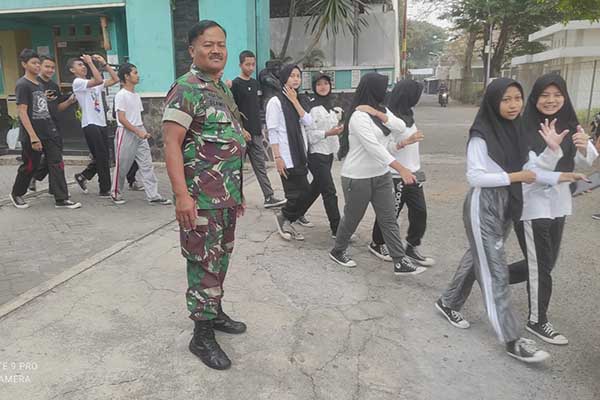 Babinsa Lowokwaru amankan jalan sehat SMPN 4. (ist) - Sinergisitas TNI-POLRI, Babinsa Lowokwaru Amankan Jalan Sehat SMPN 4