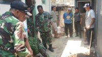 Babinsa Lowokwaru bersama warga gotong royong bangun jamban sehat. (ist) - Babinsa Lowokwaru Bersama Warga Tasikmadu Gotong Royong Bangun Jamban Sehat