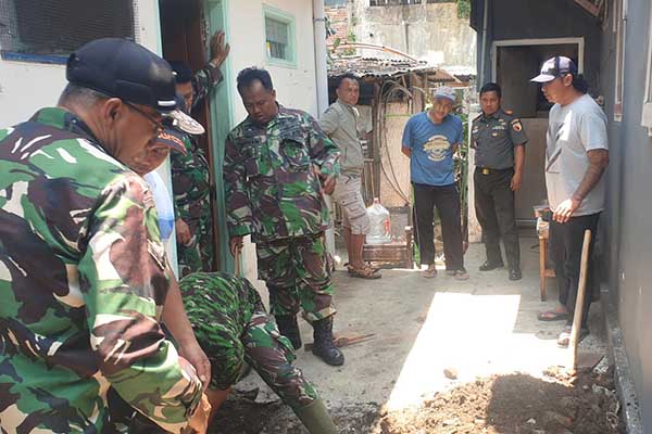 Babinsa Lowokwaru bersama warga gotong royong bangun jamban sehat. (ist) - Babinsa Lowokwaru Bersama Warga Tasikmadu Gotong Royong Bangun Jamban Sehat