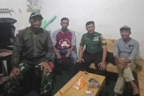 Babinsa Pisangcandi Komsos Bersama Warga Ciptakan Kondusifitas Keamanan