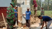 HUT ke-78 TNI, Babinsa Wonokoyo Bantu Warga Bangun Jamban Umum