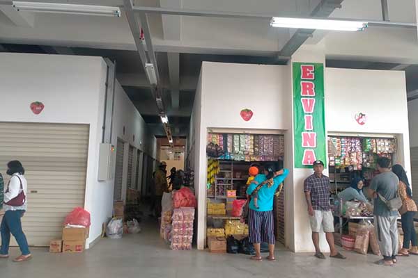 Beberapa lapak yang sudah buka untuk melayani konsumen. (Seru.co.id/dik) - Antusias Warga ‘Berwisata’ di Pasar Induk Batu Hari Pertama Beroperasi
