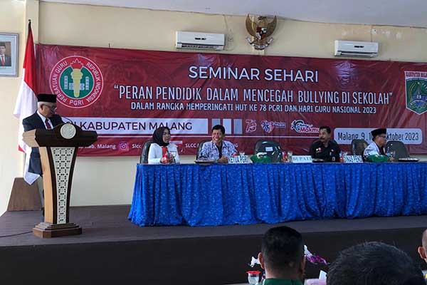Bupati Malang, HM Sanusi saat memberi sambutan dalam kegiatan rangkaian acara HUT ke-78 PGRI dan Hari Guru Nasional 2023. (Seru.co.id/wul) - Seminar Sehari Cegah Bullying di Peringatan HUT ke-78 PGRI dan Hari Guru Nasional 2023