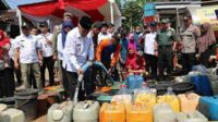 Bupati Malang mendistribusikan air bersih kepada masyarakat Kecamatan Jabung. (ist) - Bupati Malang Distribusikan Air bersih Ke Desa Kemiri Kecamatan Jabung