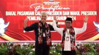Capres dan cawapres Ganjar Pranowo dan Mahfud MD. (detik.com) - Ganjar-Mahfud Resmi Daftar ke KPU, Baju Beda Warna Punya Makna