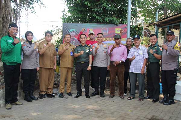 Dandim 0833 bersama jajarannya dan Forkopimcam Klojen. (ist) - Dandim 0833 Letakan Batu Pertama Program Pembangunan Jamban Sehat Rampal Celaket