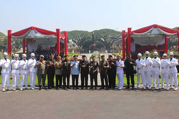 Dandim 0833 turut upacara peringatan HUT ke-78 Provinsi Jatim. (ist) - Dandim 0833 Turut Upacara Peringatan HUT ke-78 Provinsi Jatim