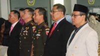 Danrem 083, didampingi Dandim 0833, Rektor Unmer dan lainnya dalam Wisuda Unmer Malang. (ist) - Begini Pesan Pangdam V/Brw Kepada Wisudawan/ti Unmer Malang