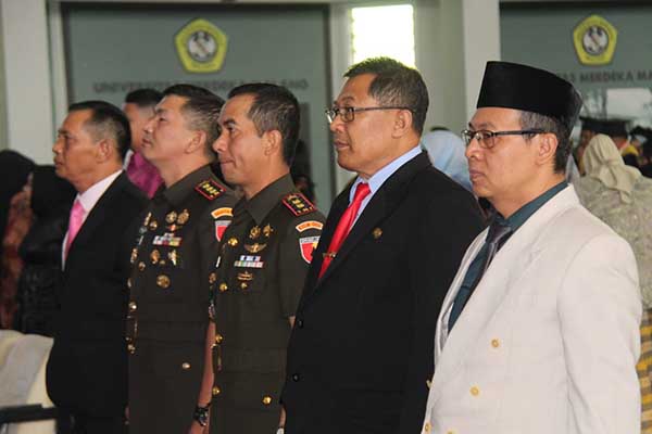 Danrem 083, didampingi Dandim 0833, Rektor Unmer dan lainnya dalam Wisuda Unmer Malang. (ist) - Begini Pesan Pangdam V/Brw Kepada Wisudawan/ti Unmer Malang